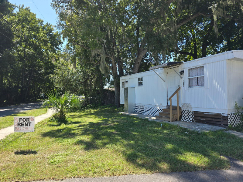 1001 Cozy Cir in Daytona Beach, FL - Foto de edificio