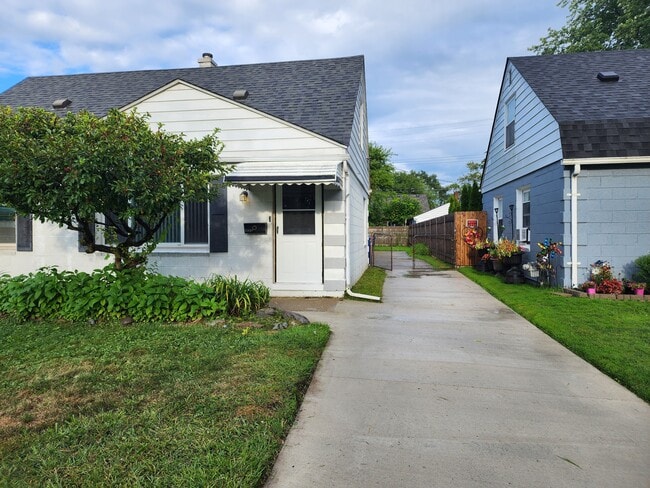 22828 Almond Ave in Eastpointe, MI - Building Photo - Building Photo