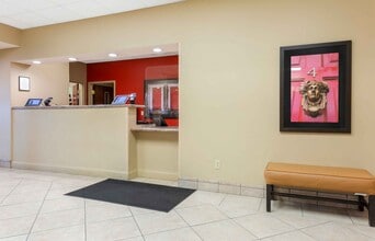 Furnished Studio-Findlay - Tiffin Avenue in Findlay, OH - Foto de edificio - Building Photo
