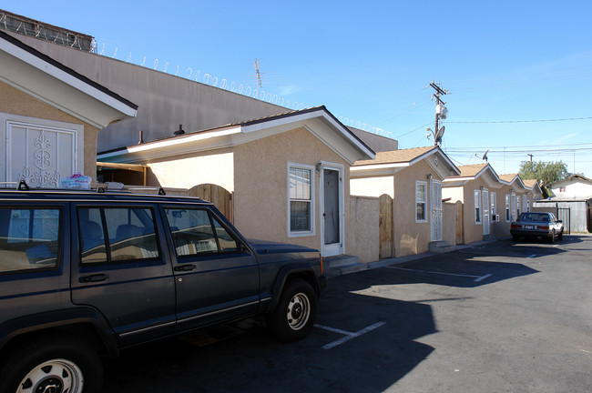 11039 Hawthorne Blvd in Inglewood, CA - Building Photo - Building Photo