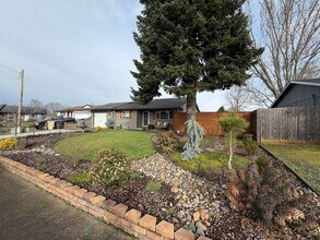 855 Sugarberry Ln in Lebanon, OR - Building Photo - Building Photo