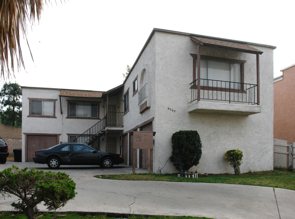 9207 Wheeler Ct in Fontana, CA - Building Photo