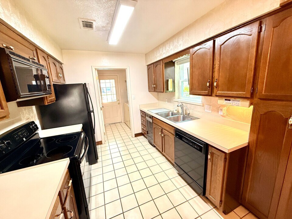 2217 Indian Creek Dr in Irving, TX - Building Photo