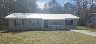 205 Harbor Dr in Palatka, FL - Building Photo