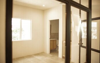 817 N Orange Grove Ave in Los Angeles, CA - Foto de edificio - Building Photo