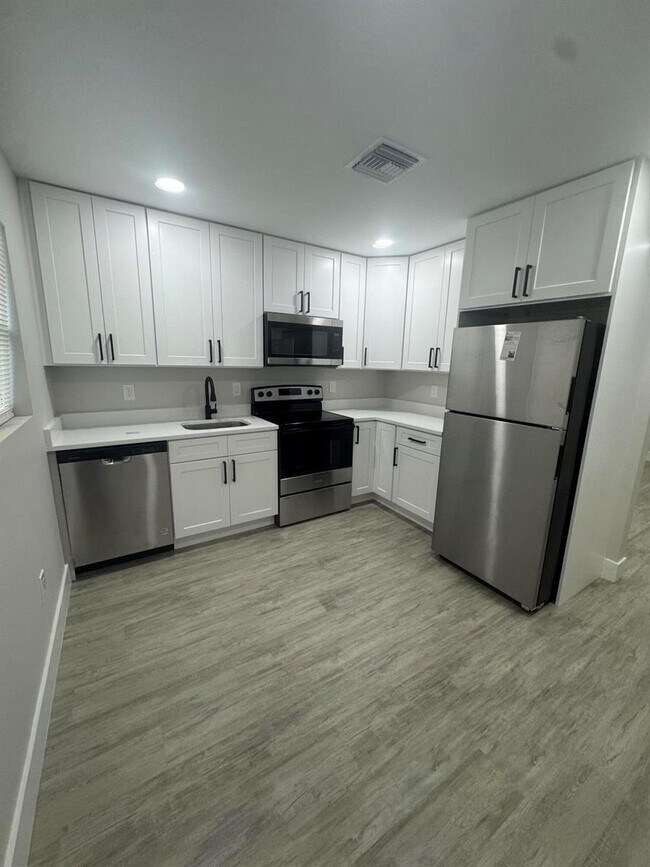 2590 Hayden Dr, Unit 2 in Palm Springs, FL - Building Photo - Building Photo