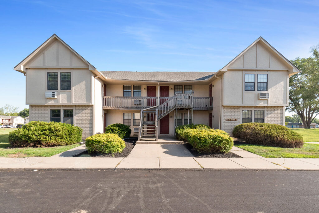 Sandstone Apartments in Edwardsville, KS - Building Photo