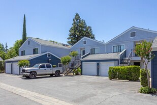 Lakeside Condominiums in Fresno, CA - Building Photo