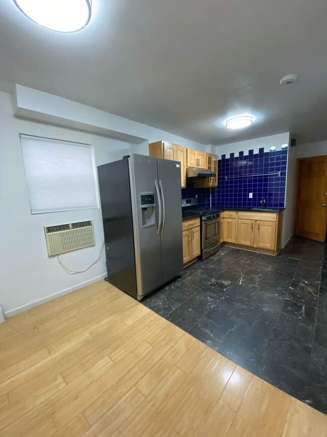 1842 E 12th St in Brooklyn, NY - Foto de edificio - Building Photo