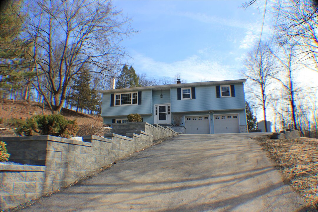 2 Quail Ln in Goshen, NY - Building Photo