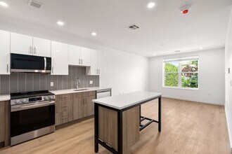 40 Centre St in Brookline, MA - Foto de edificio - Building Photo