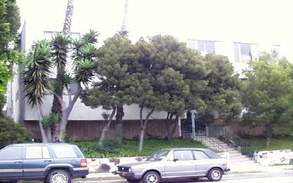 1330 S Barrington Ave in Los Angeles, CA - Foto de edificio