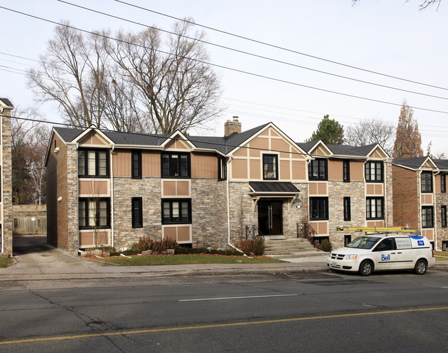 2812 Bloor St W in Toronto, ON - Building Photo - Primary Photo