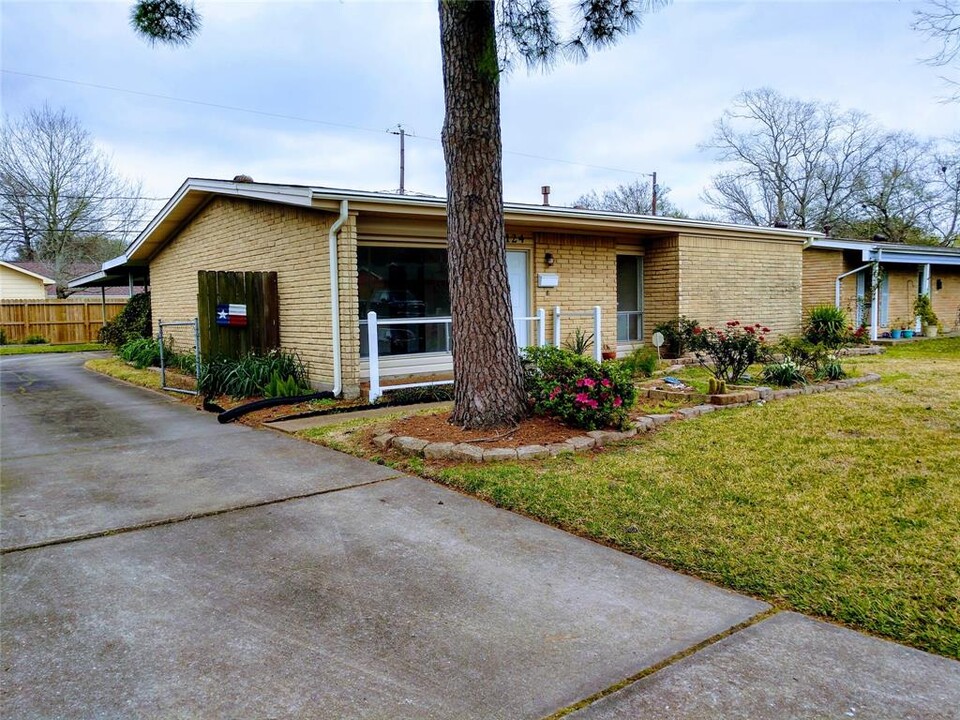 1124 Helen Dr in Deer Park, TX - Building Photo