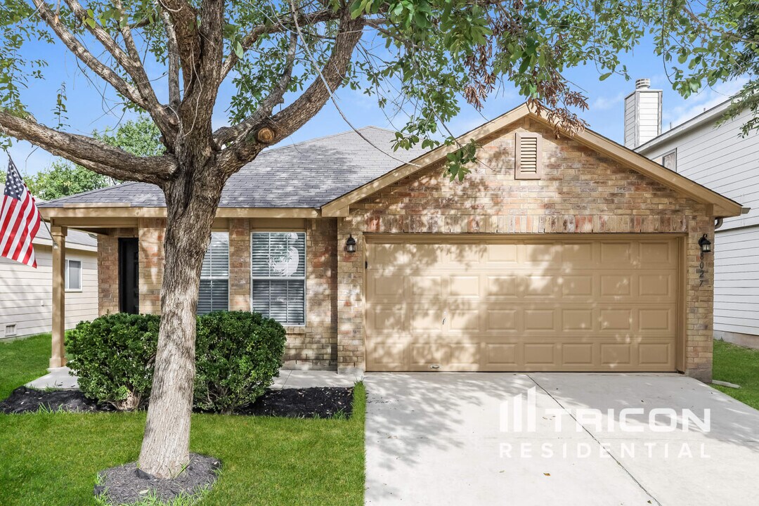 8027 Abbotts Pointe in San Antonio, TX - Building Photo