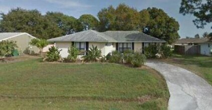 1731 SE Lorraine St in Port St. Lucie, FL - Building Photo - Building Photo