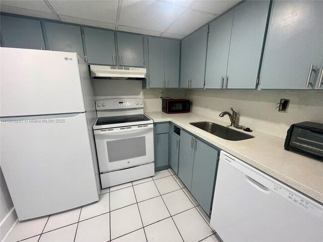492 NW 165th St in Miami, FL - Foto de edificio - Building Photo