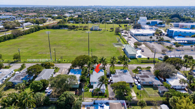 323 De Carie St in Delray Beach, FL - Foto de edificio - Building Photo