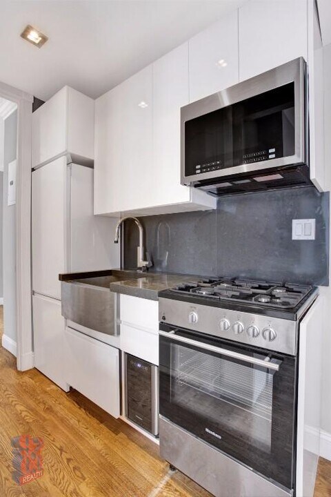 410 E 13th St in New York, NY - Building Photo