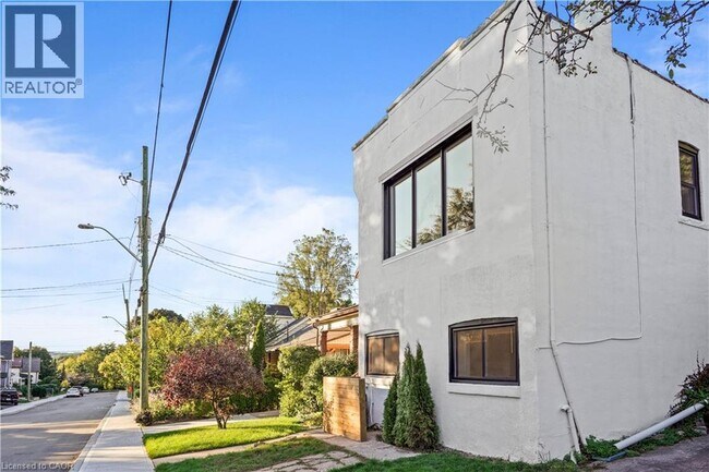 30 Jones St in Hamilton, ON - Building Photo - Building Photo