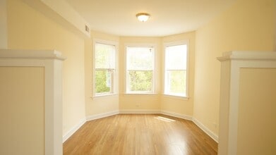 2815 N Troy St, Unit 2F in Chicago, IL - Foto de edificio - Building Photo