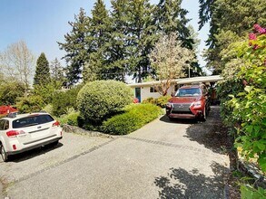 4042 90th Ave SE in Mercer Island, WA - Building Photo - Building Photo