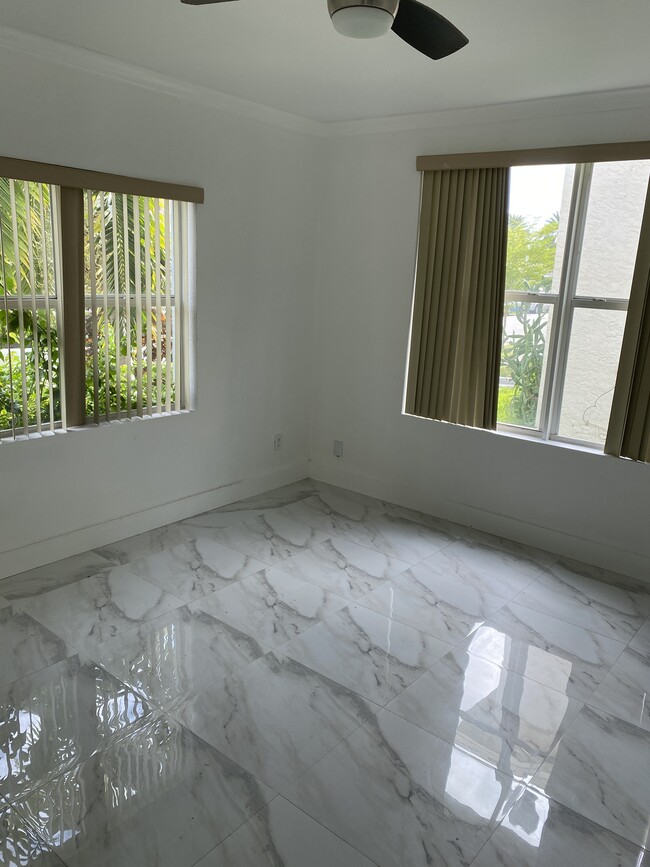 119 Menores Ave, Unit 1 in Coral Gables, FL - Foto de edificio - Building Photo