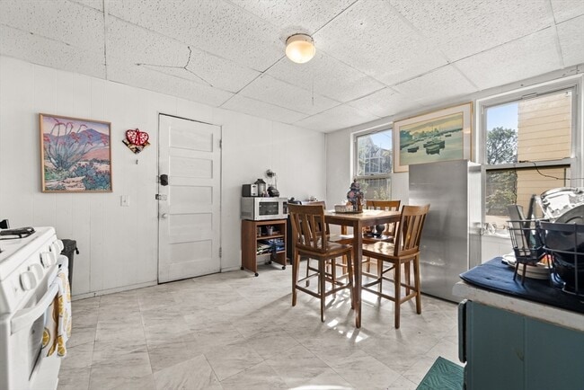 427 Medford St, Unit 2R in Somerville, MA - Foto de edificio - Building Photo