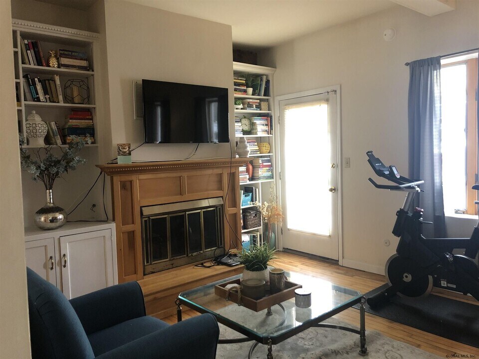 335 Hudson Ave-Unit -Duplex in Albany, NY - Building Photo