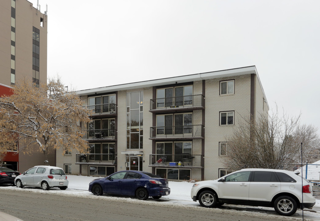 Mission Apartments in Calgary, AB - Building Photo