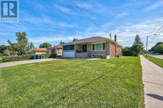 215 Searle Ave in Toronto, ON - Building Photo - Building Photo