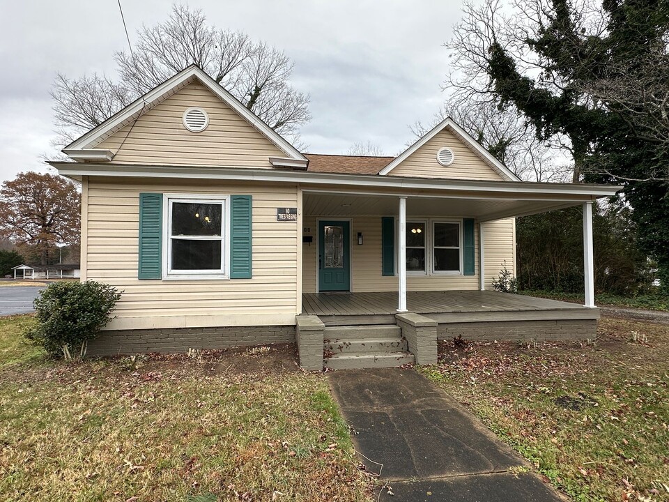 811 N Main St in Graham, NC - Building Photo