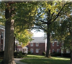 Warwick Gardens in Red Bank, NJ - Foto de edificio - Building Photo