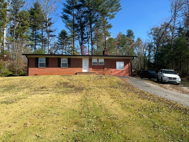 820 Mills Gap Rd in Fletcher, NC - Building Photo - Building Photo