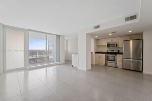 910 West Ave, Unit 0205 in Miami Beach, FL - Building Photo