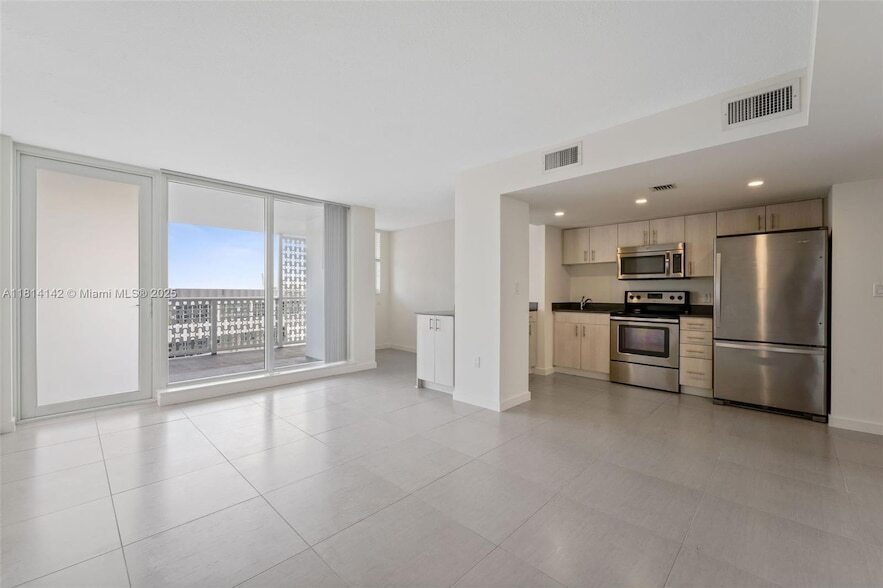 910 West Ave, Unit 0205 in Miami Beach, FL - Building Photo