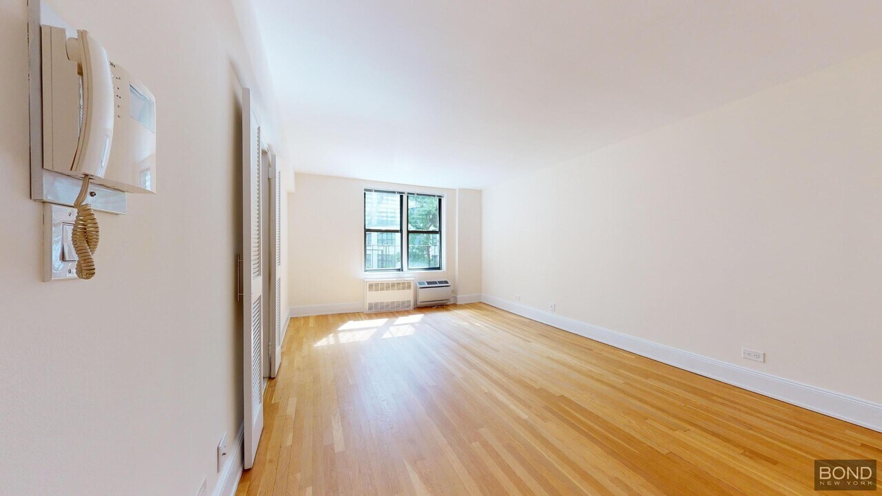 305 W 13th St in New York, NY - Building Photo