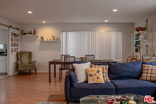216 Rexford Dr-Unit -301 in Beverly Hills, CA - Building Photo - Building Photo