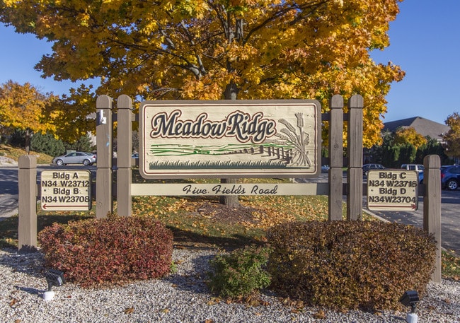 Meadow Ridge Apartments in Pewaukee, WI - Foto de edificio - Building Photo