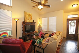 10800 Midnight Ct in Austin, TX - Foto de edificio - Building Photo
