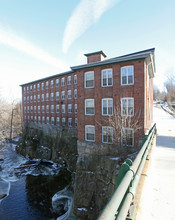 Gilbert Clock Apartments in Winsted, CT - Foto de edificio - Building Photo