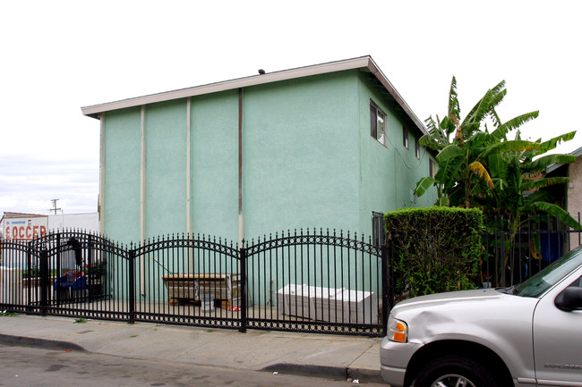 1013 E 12th St in Long Beach, CA - Building Photo - Building Photo