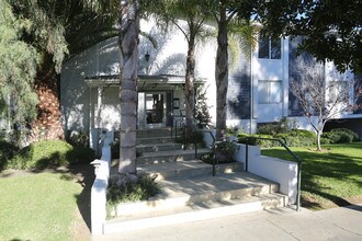 Canfield Plaza Apartments in Los Angeles, CA - Building Photo - Building Photo