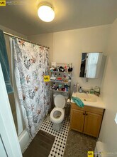 843 Beacon St, Unit 403 in Boston, MA - Foto de edificio - Building Photo