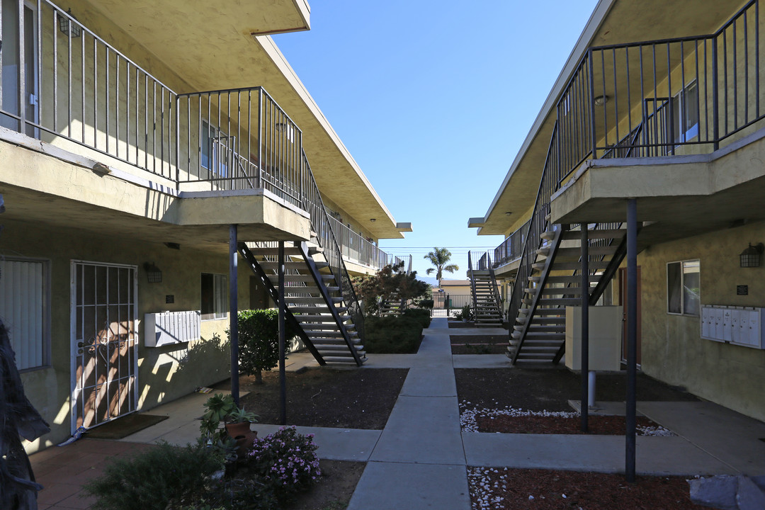 835-859 13th Street in Imperial Beach, CA - Building Photo