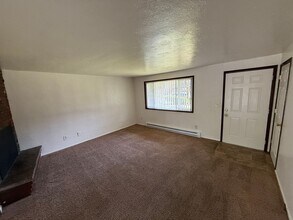 3875 Iberis St NE in Salem, OR - Foto de edificio - Building Photo