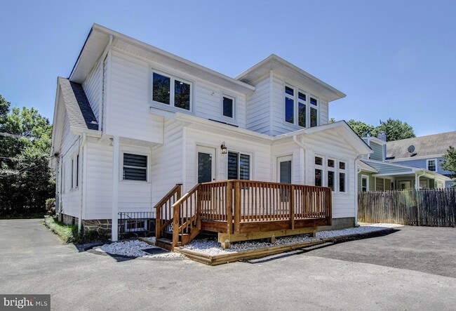 4415 Bradley Ln in Chevy Chase, MD - Foto de edificio - Building Photo