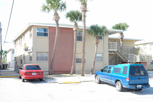 2593 N Oleander Ave in Daytona Beach, FL - Building Photo - Building Photo