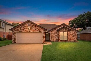 4958 Briar Oaks Ln in Grand Prairie, TX - Building Photo