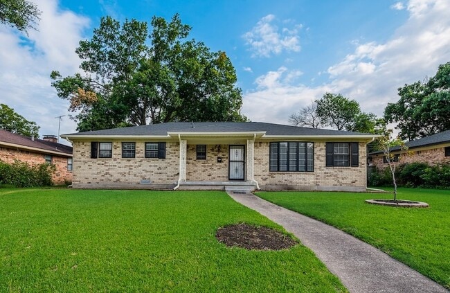 2240 Babalos Ln in Dallas, TX - Building Photo - Building Photo